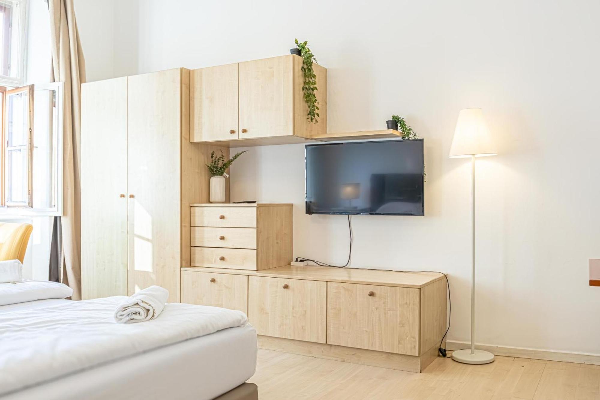 8 Min Walk To Wiener Stadthalle, Stylish 1br * Wien