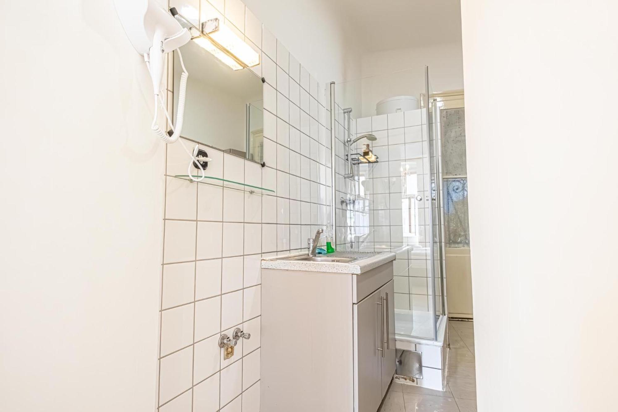 Apartment 8 Min Walk To Wiener Stadthalle, Stylish 1br *